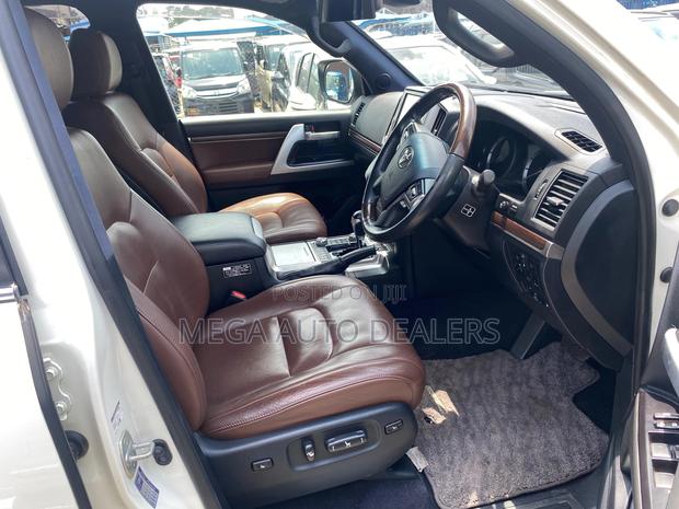 Toyota Land Cruiser 4.6 V8 ZX 2018 White