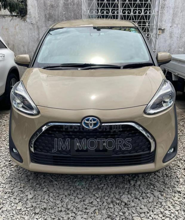 Toyota Sienta 2019 Beige