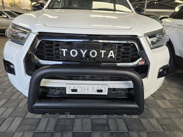 Toyota Hilux 2024 White