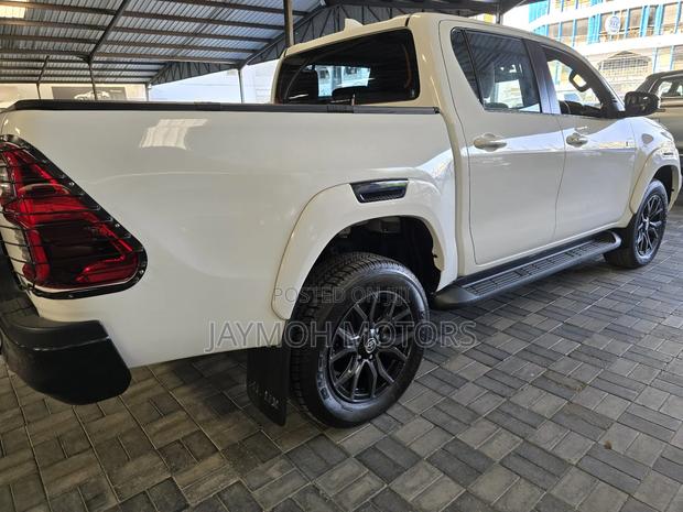 Toyota Hilux 2024 White