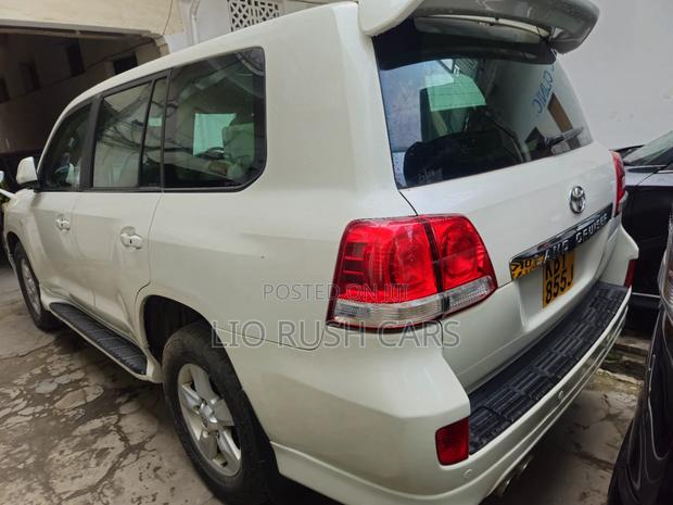Toyota Land Cruiser 2009 White