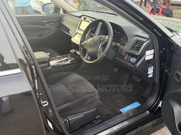 Toyota Crown 2018 Black
