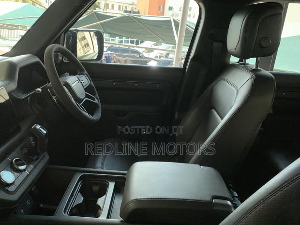 Land Rover Defender SE 2024 Black