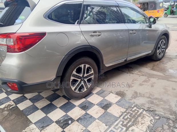 Subaru Outback 2019 Gold