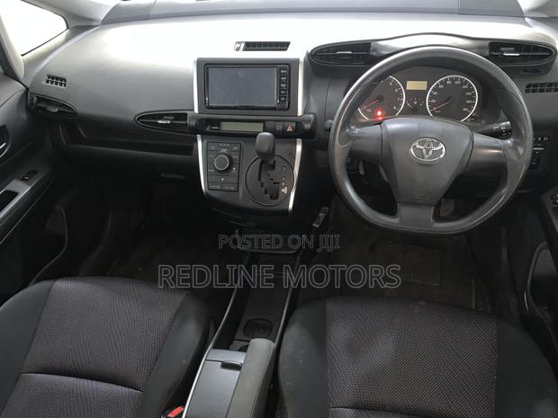 Toyota Wish 2018 Silver