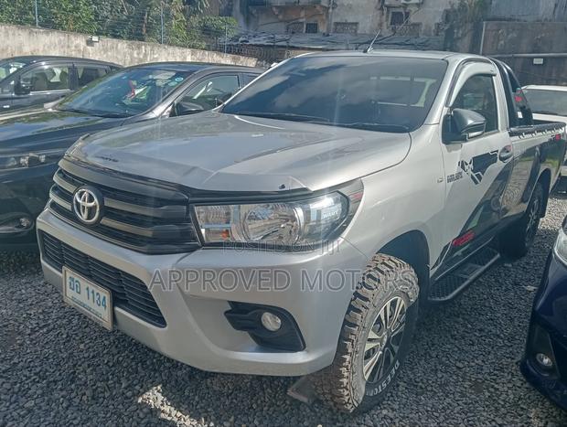 Toyota Hilux 2019 Silver