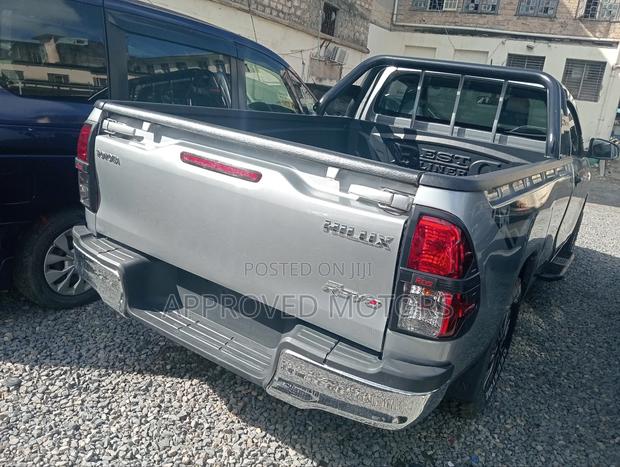 Toyota Hilux 2019 Silver