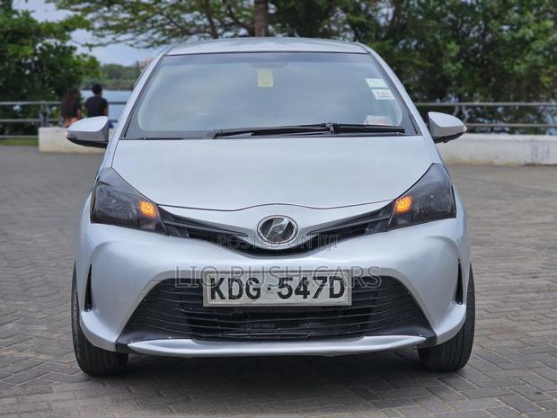 Toyota Vitz 2015 Silver