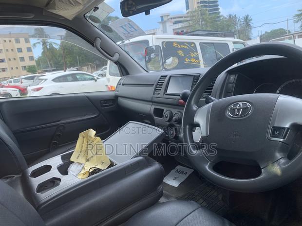 Toyota HiAce 2018 Off white