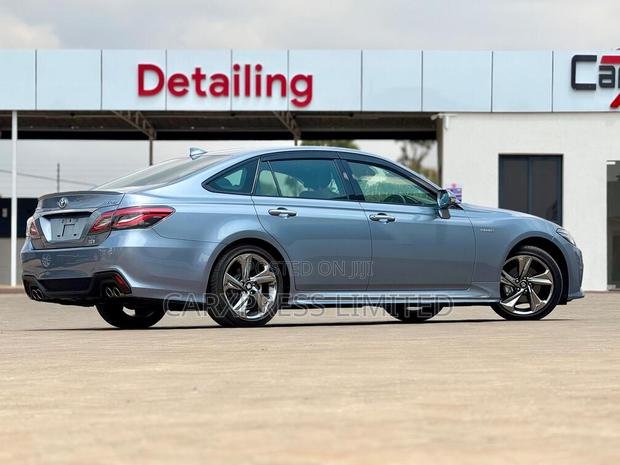 Toyota Crown 2018 Silver