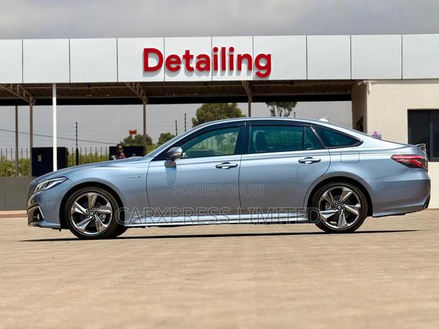 Toyota Crown 2018 Silver