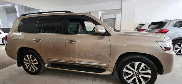 Toyota Land Cruiser 4.6 V8 ZX 2019 Gold
