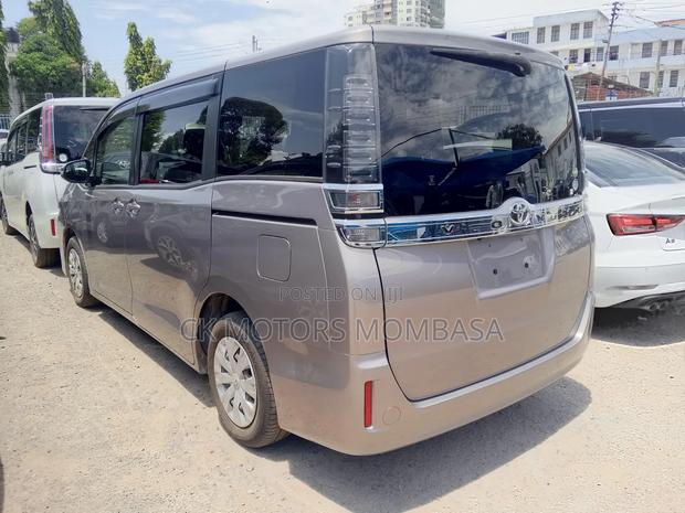 Toyota Voxy 2018 Gray