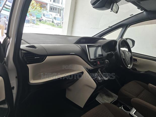 Toyota Noah 2018 White