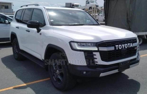 Toyota Land Cruiser LC300 2022 White