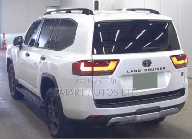 Toyota Land Cruiser LC300 2022 White