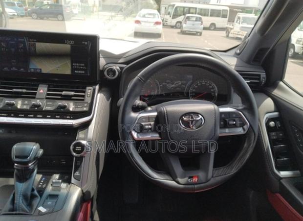 Toyota Land Cruiser LC300 2022 White