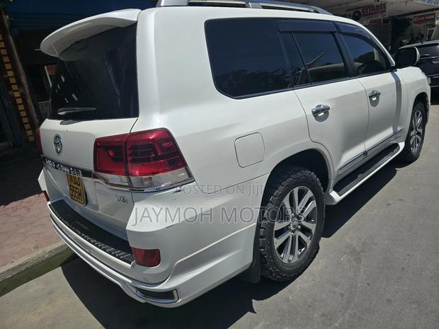 Toyota Land Cruiser 2016 White