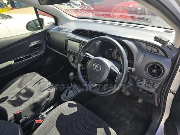 Toyota Vitz 2018 Silver