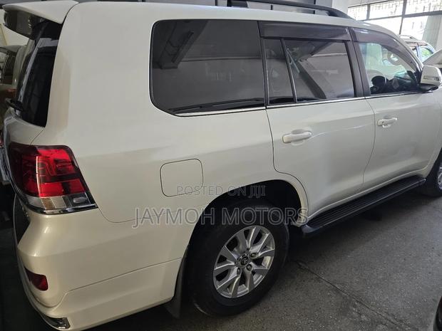 Toyota Land Cruiser 2018 White