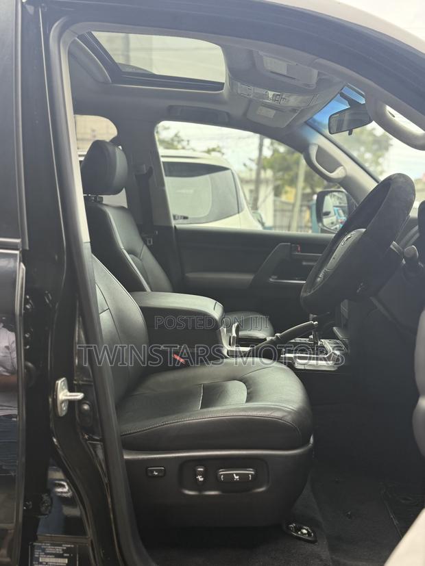 Toyota Land Cruiser 4.6 V8 AX G Selection 2018 Black