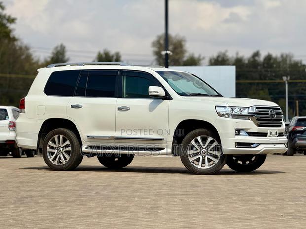 Toyota Land Cruiser 4.6 V8 ZX 2018 White