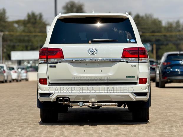 Toyota Land Cruiser 4.6 V8 ZX 2018 White