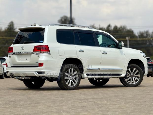 Toyota Land Cruiser 4.6 V8 ZX 2018 White