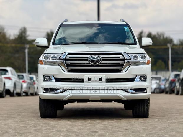 Toyota Land Cruiser 4.6 V8 ZX 2018 White