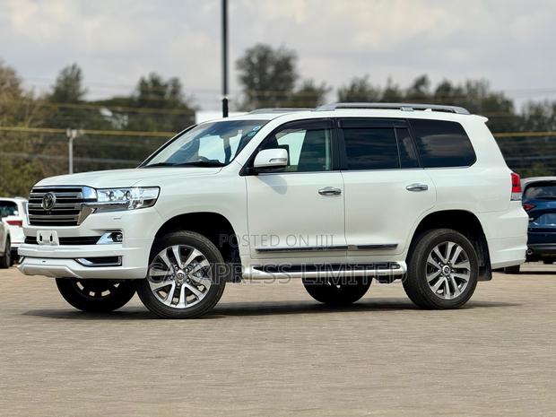 Toyota Land Cruiser 4.6 V8 ZX 2018 White
