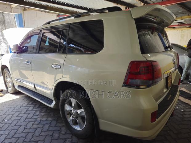Toyota Land Cruiser 2010 White