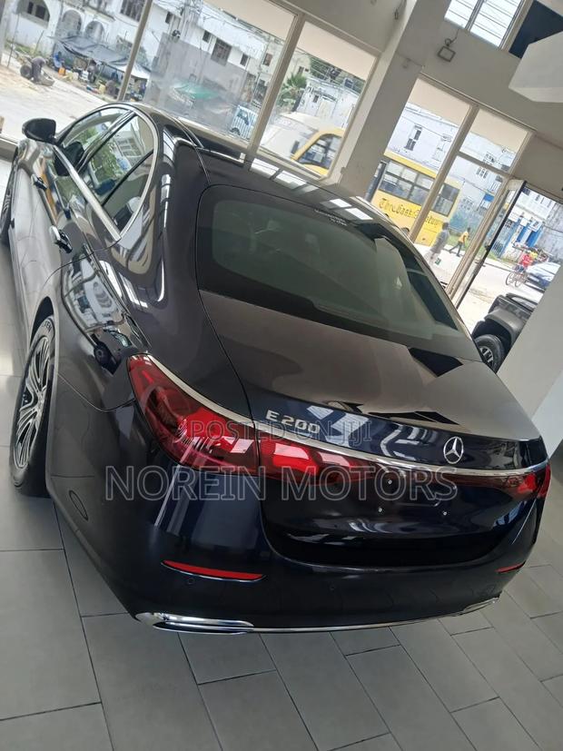 New Mercedes-Benz E200 2024 Blue