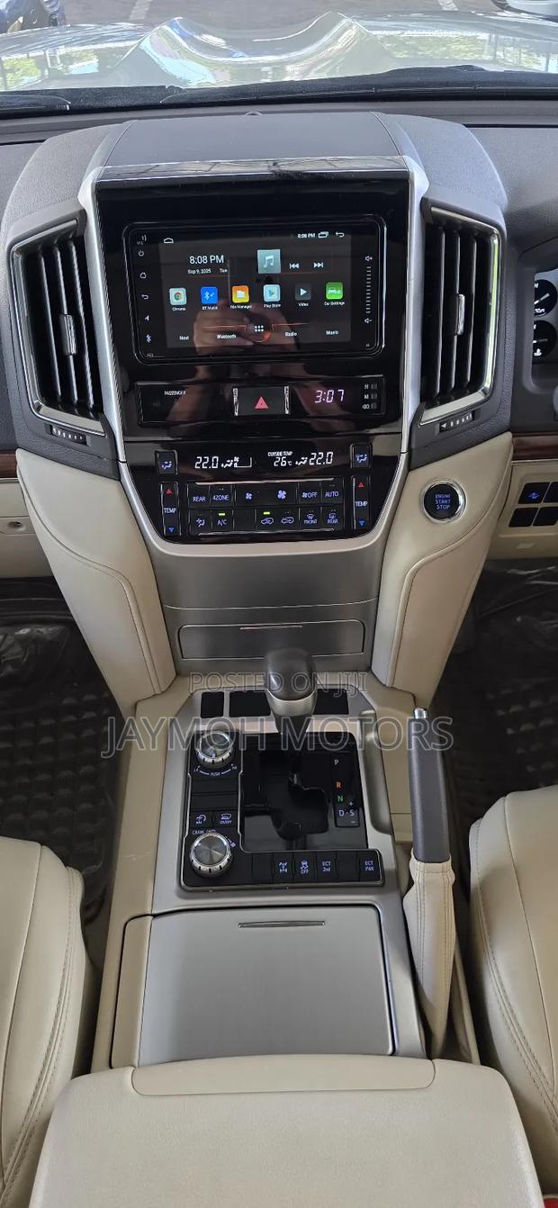 Toyota Land Cruiser 2018 White