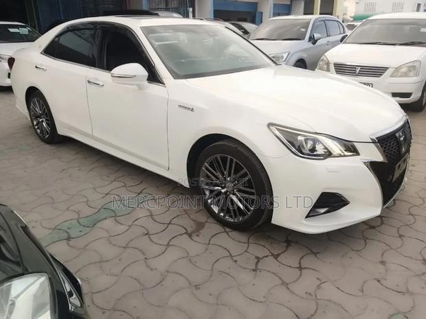 Toyota Crown 2018 White