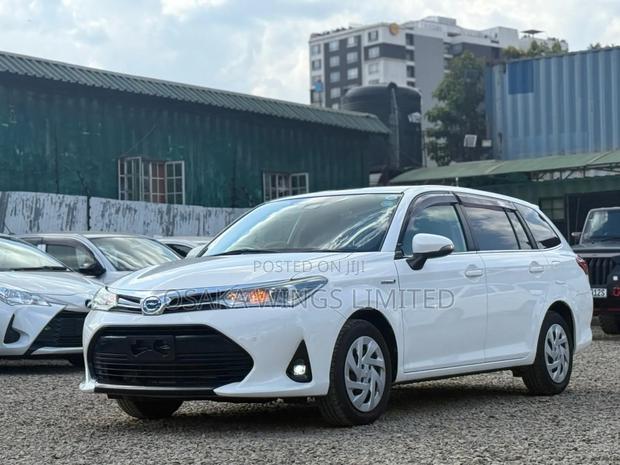 Toyota Corolla Fielder 1.5 Hybrid FWD 2018 Pearl