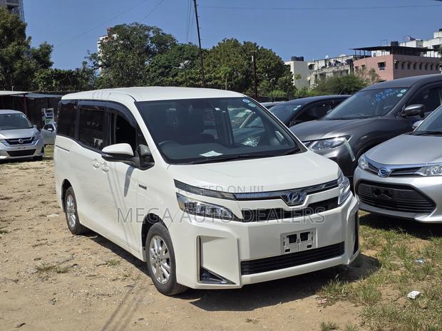 Toyota Voxy 2018 White