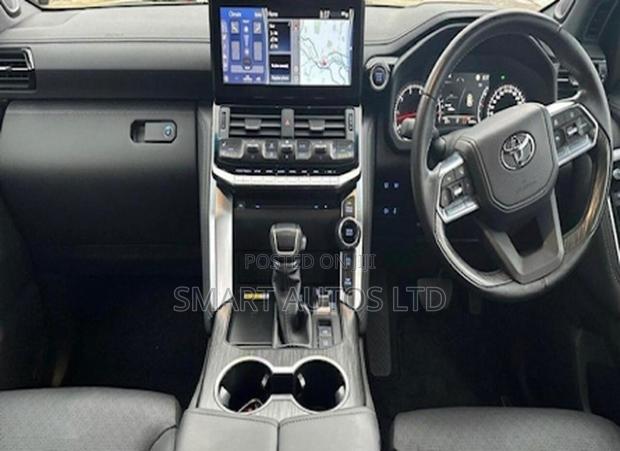 Toyota Land Cruiser LC300 2021