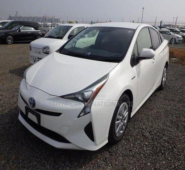 Toyota Prius Two 2018 Pearl