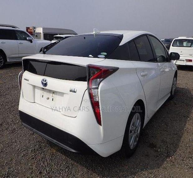 Toyota Prius Two 2018 Pearl