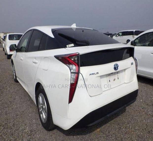 Toyota Prius Two 2018 Pearl