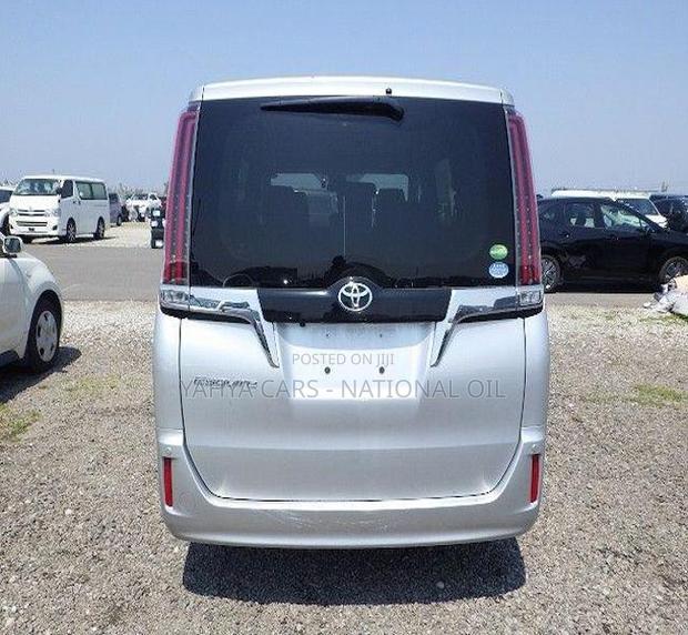 Toyota Esquire 2.0 FWD (8 seater) 2018 Silver