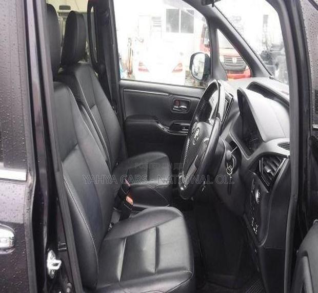 Toyota Esquire 2.0 FWD (8 seater) 2018 Black