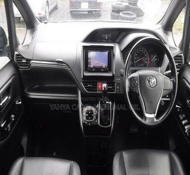 Toyota Esquire 2.0 FWD (8 seater) 2018 Black