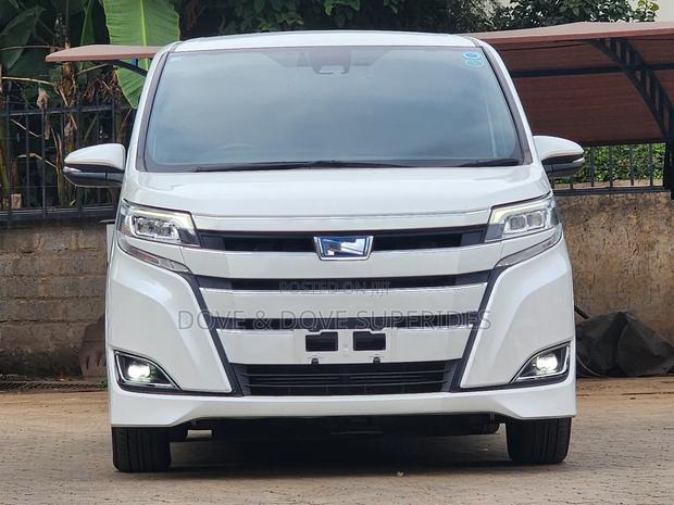 Toyota Noah 2.0 AWD (7 Seater) 2018 White