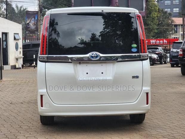 Toyota Noah 2.0 AWD (7 Seater) 2018 White