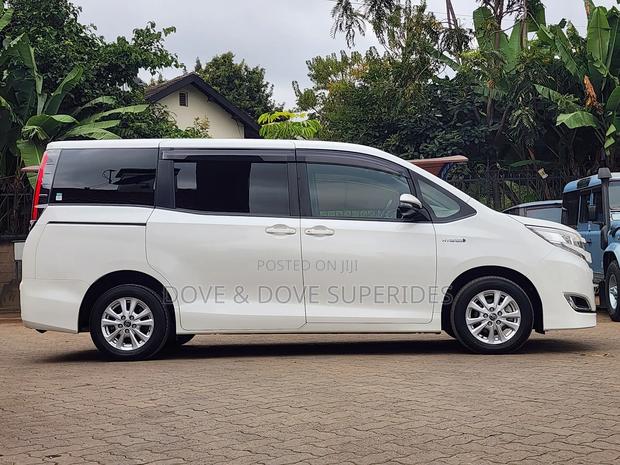 Toyota Noah 2.0 AWD (7 Seater) 2018 White