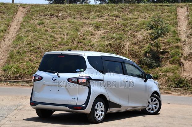 Toyota Sienta 2018 Silver
