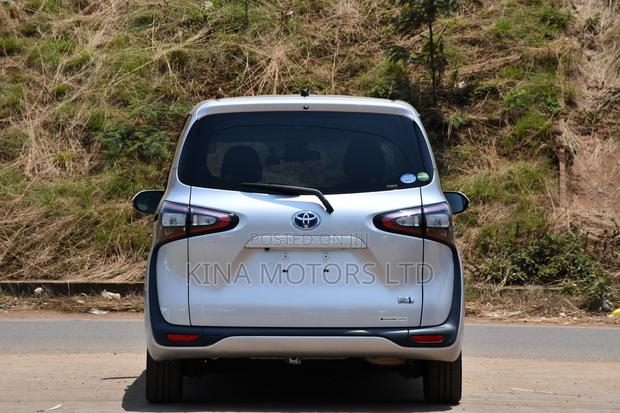 Toyota Sienta 2018 Silver