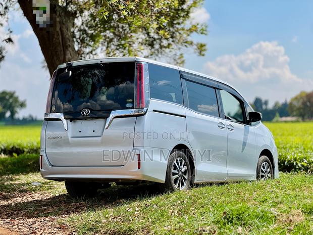 Toyota Esquire 2018 Silver