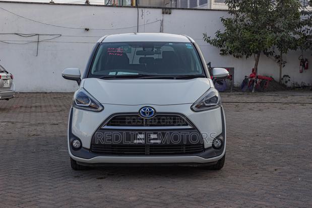 Toyota Sienta 1.5 Hybrid FWD 2018 Off white